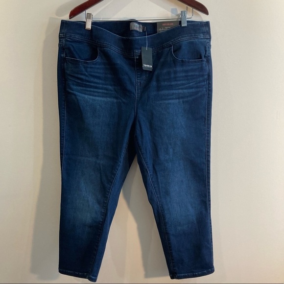 TORRID Sz  2 (2x) Crop Lean Mid Wash Jeans NWT - Picture 1 of 8